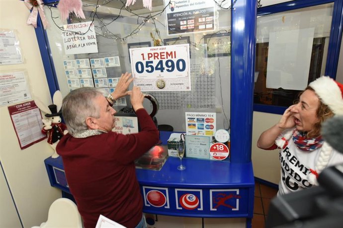 Archivo - Empleados en una administración de lotería.