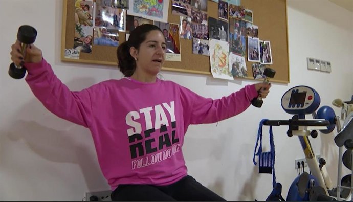 Usuaria de Ademto realizando trabajo de fisioterapia.