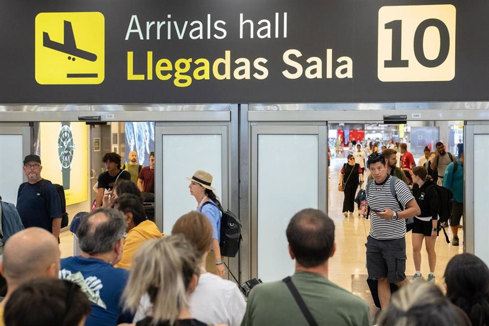 Archivo - Varias personas esperan en las llegadas de la T4 en el Aeropuerto Adolfo Suárez Madrid-Barajas