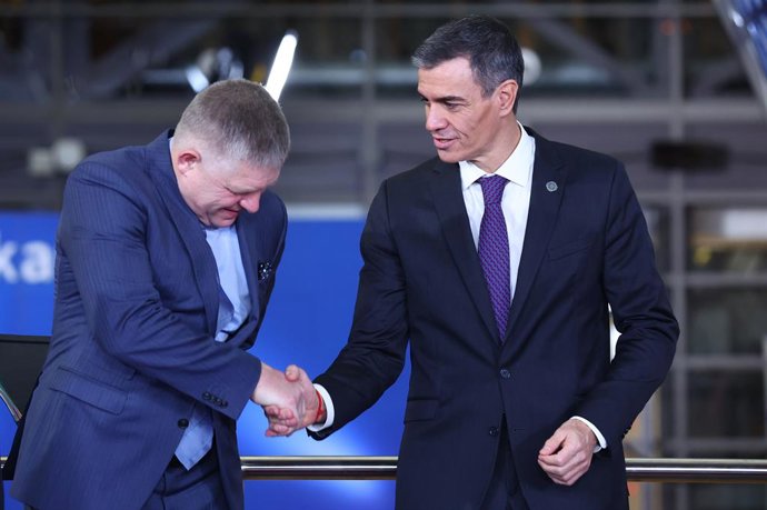 El president del Govern, Pedro Sánchez (d), durant la Cimera amb els Balcans Occidentals, en la seu del Consell Europeu, a 17 de desembre del 2025, a Brussel·les (Bèlgica). 