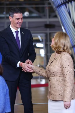 O Presidente do Governo, Pedro Sánchez (à esquerda), durante a Cúpula com os Bálcãs Ocidentais, na sede do Conselho Europeu, em 17 de dezembro de 2025, em Bruxelas (Bélgica). Os líderes europeus tiveram a oportunidade de discutir o status dos candidatos à