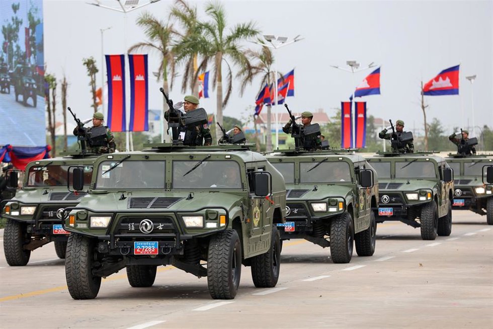 Archivo - Imagen de archivo de vehículos del Ejército de Camboya. 