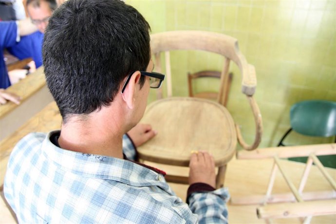 Archivo - Una persona con discapacidad empleada en uno de los centros de la Orden de San Juan de Dios en imagen de archivo.