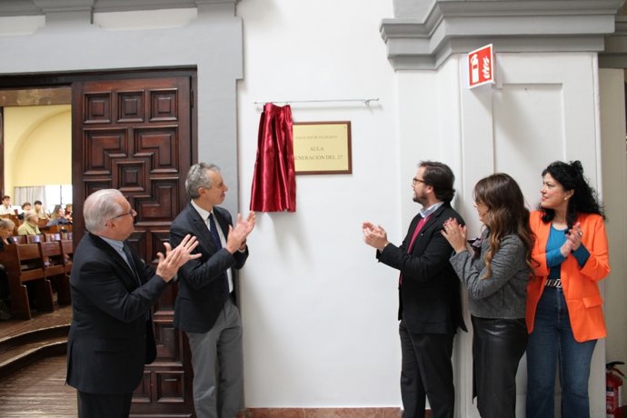 Acto de rotulación de un aula en la Facultad de Filología con el nombre de 'Generación del 27'