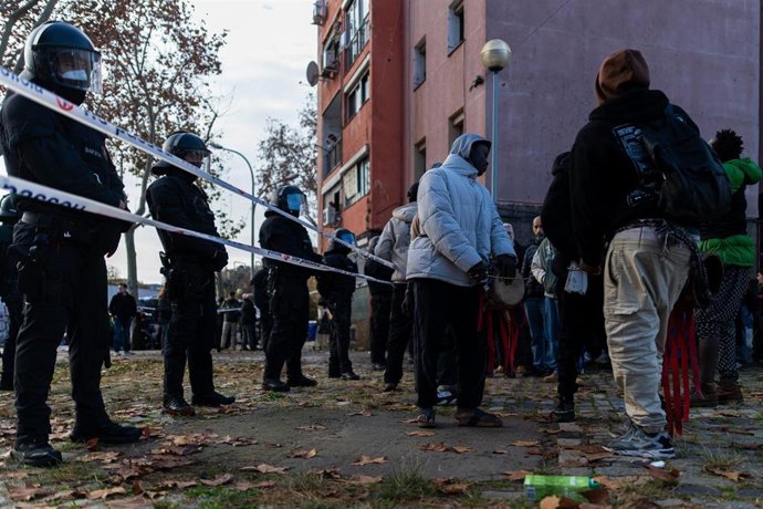 Varias personas desalojadas del B9 de Badalona, a 17 de diciembre de 2025, en Badalona, Barcelona, Catalunya (España).
