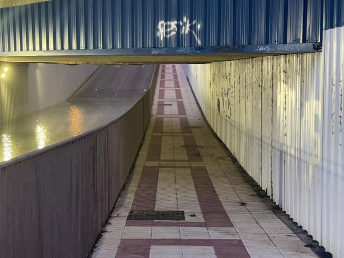 Paso peatonal de los túneles de la calle Príncipe de San Andrés del Rabanedo, que desde anoche se encuentra abierto a los peatones.