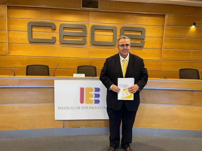 El director general, Gregorio Izquierdo, presenta el informe semestral de Coyuntura Económica del Instituto de Estudios Económicos titulado “Crecimiento extensivo y dualidad macroeconómica en España: desequilibrios y baja productividad”.