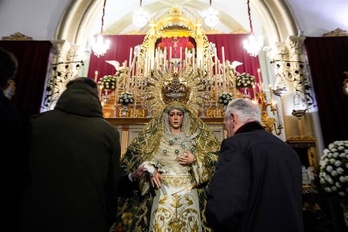 Imagen de María Santísima de la Esperanza Macarena en el centenario de su Besamanos en la Parroquia de San Gil.