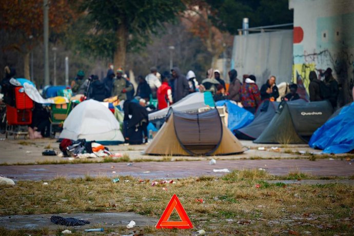 Tiendas de campaña y personas concentradas delante del antiguo instituto B9 de Badalona (Barcelona), asentamiento desalojado este miércoles