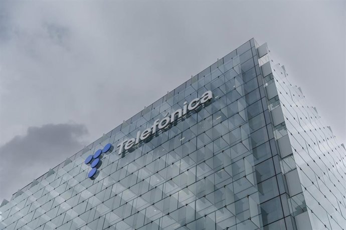 Archivo - Fachada de la sede de Telefónica en Madrid (España).