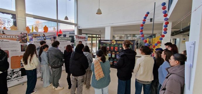 Una muestra de cómics que aborda la memoria de víctimas del siglo XX llega a 15 institutos de la provincia de Cáceres