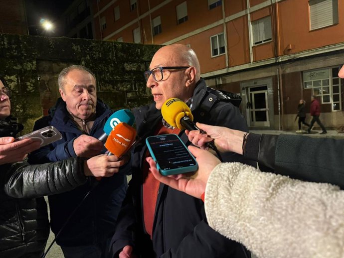 O alcalde de Barbadás, Xosé Carlos Valcárcel, fronte á sede provincial do PSdeG en Ourense