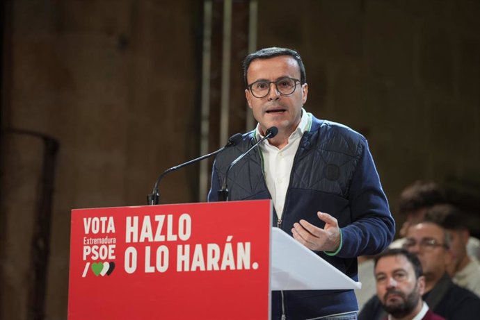 El candidato socialista a la Presidencia de la Junta, Miguel Ángel Gallardo (d), participa en un acto electoral, en el Complejo Cultural San Francisco, a 14 de diciembre de 2025, en Cáceres, Extremadura (España).