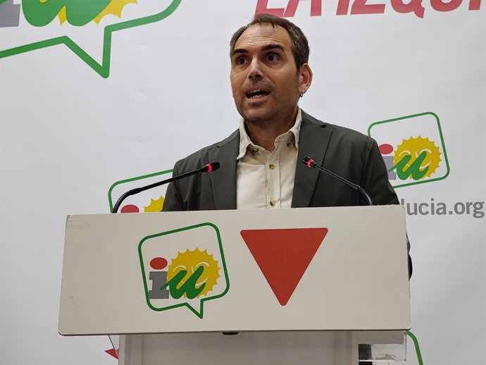 Archivo - El coordinador de IU Andalucía, Toni Valero, en rueda de prensa en la sede regional.