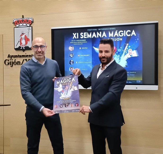 El presidente de Divertia Gijón, Óliver Suárez, presenta en el Ayuntamiento gijonés, junto al ilusionista José Armas, la XI Semana Mágica.