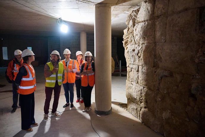 Archivo - La vicepresidenta Begoña Alfaro, durante su visita a las obras en el Horno de Coscolín, en junio del año pasado.