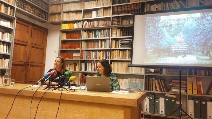 La directora de la Fundación Mallorca Preservation, Ana Riera, y la coordinadora de proyectos de la Fundación Mallorca Preservation, Irene Wagner, en la presentación del informe.