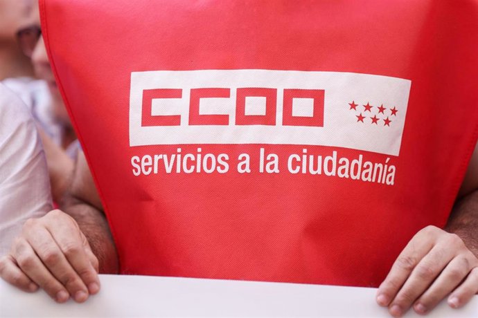 Archivo - Un hombre con un chaleco de CCOO durante una concentración de CCOO y UGT.