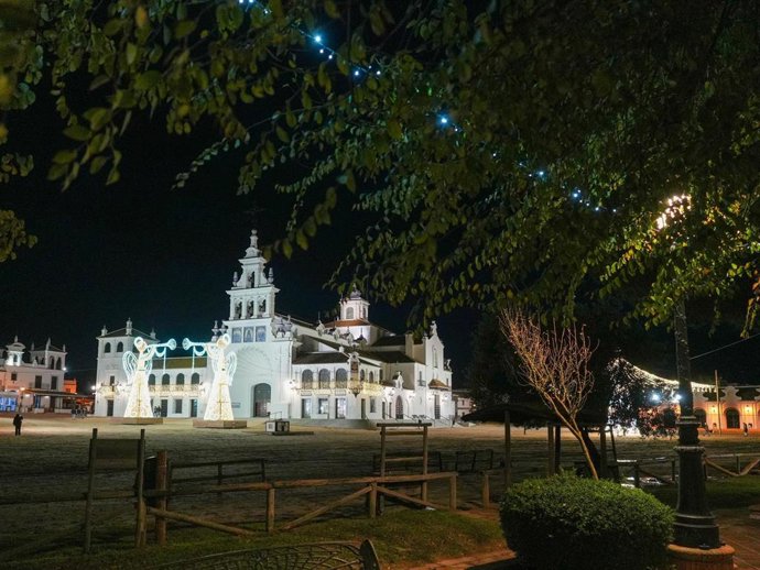 Fuegos artificiales durante el año nuevo en El Rocío (Huelva).