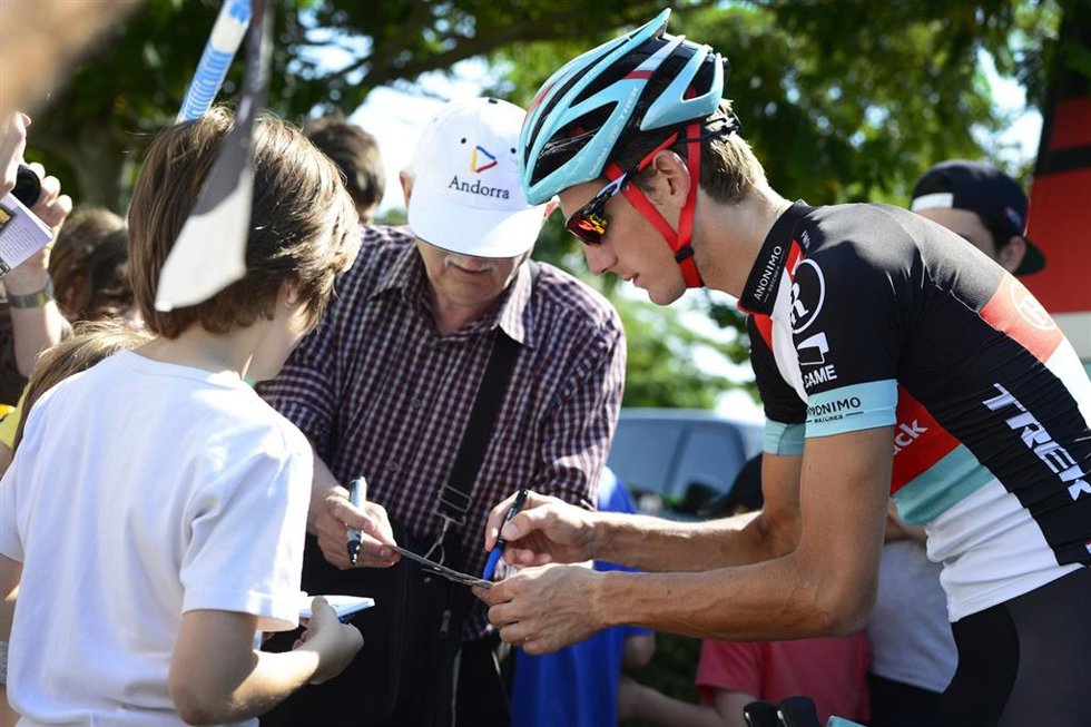 Archivo - Andy Schleck firma autógrafos durante una etpaa del Tour de Francia