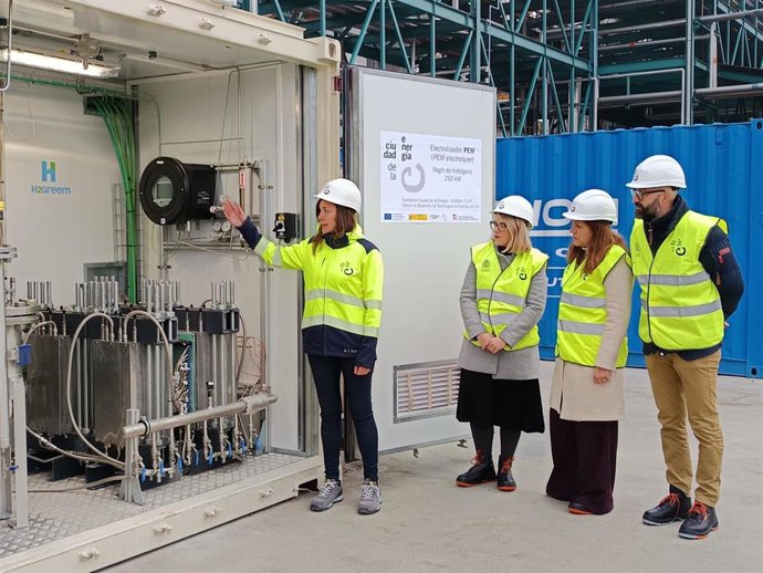 Presentación del electrolizador de membrana polimérica protónica (PEM) que permite producir hidrógeno verde a partir de energía renovable y agua recibido por la Ciuden.