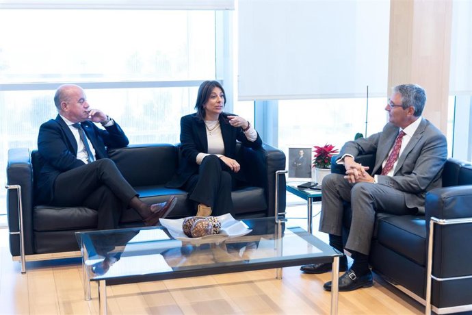 El presidente de la Diputación, Francisco Salado, junto con los alcaldes de Antequera, Manuel Barón, y Ronda, María de la Paz Fernández.