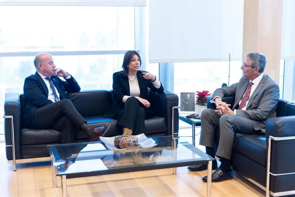 El presidente de la Diputación, Francisco Salado, junto con los alcaldes de Antequera, Manuel Barón, y Ronda, María de la Paz Fernández.