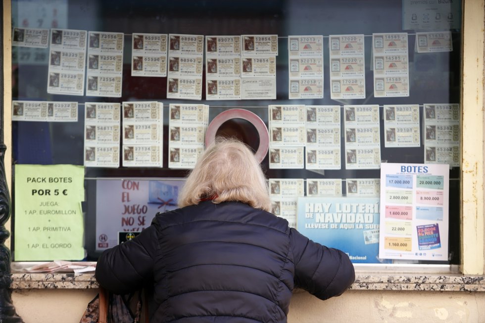 Una persona compra décimos de la Lotería de Navidad