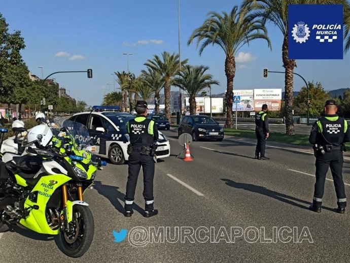 Archivo - Agentes de la Policía Local de Murcia en un control