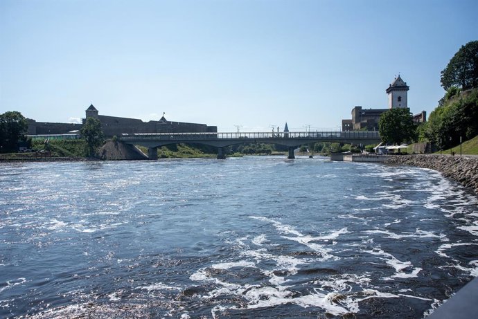Archivo - Arquivo - Imagem de arquivo do rio Narva a partir da costa da Letônia.