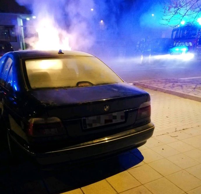 Archivo - Un turismo BMW calcinado por las llamas. Foto archivo