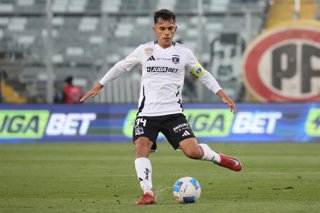 Futbol, Colo Colo vs Deportes Iquique Fecha 23, Liga de primera 2025. El jugador de Colo Colo Vicente Pizarro juega el balon durante un partido de la liga de primera contra Deportes Iquique disputado en el estadio Monumental de Santiago,