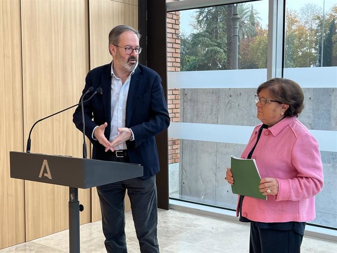 Adolfo Molina y Dolores Sánchez, durante la presentación de los datos del sistema de dependencia correspondientes a 2026.