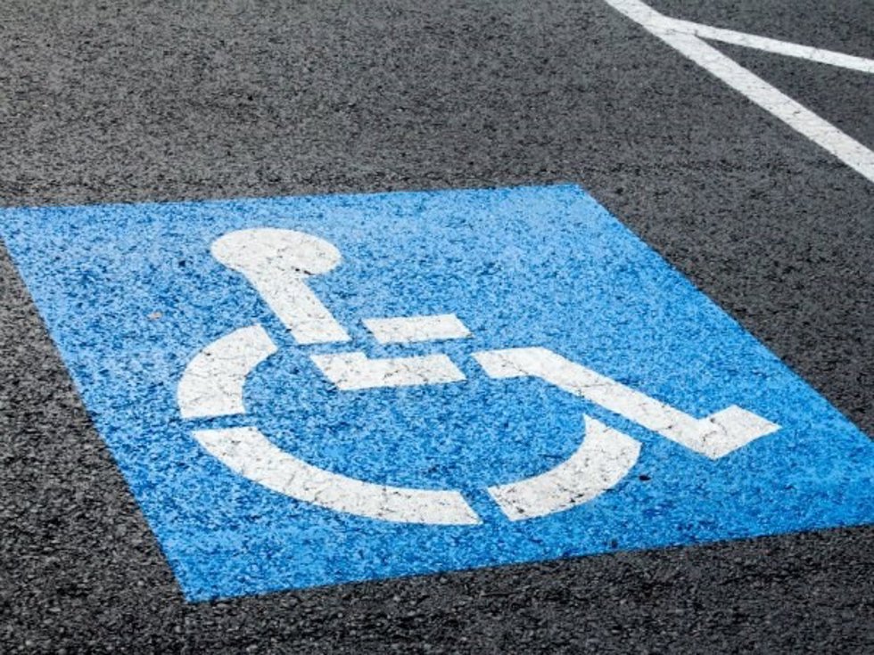 Archivo - Aparcamiento para movilidad reducida