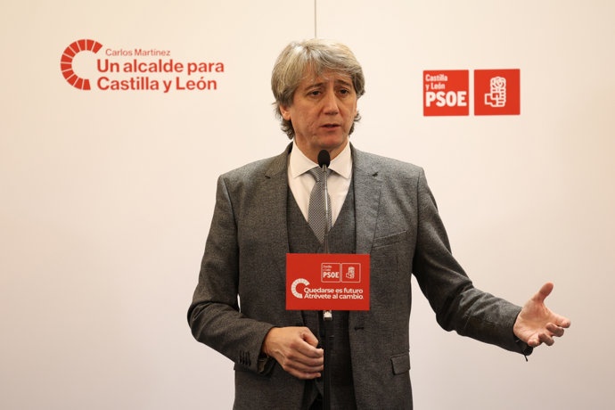 El secretario autonómico del PSOE y candidato a la Presidencia de la Junta, Carlos Martínez, en un encuentro con los medios por Navidad.
