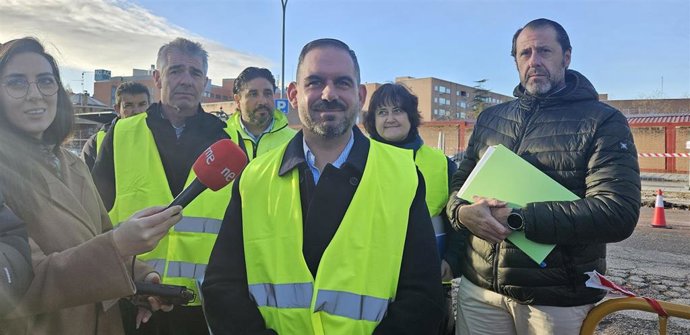 El tercer teniente de alcalde del Ayuntamiento de Guadalajara, Santiago López Pomeda, atiende a los medios.