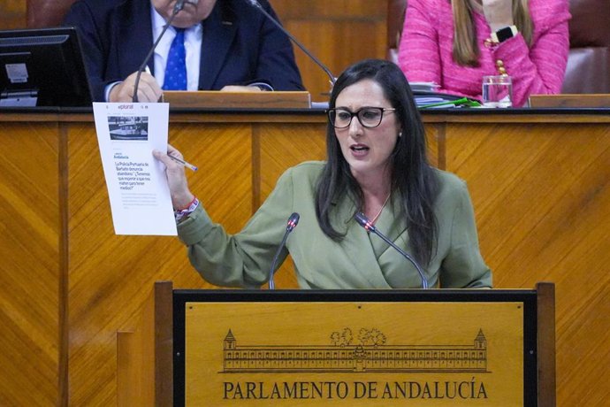 Archivo - La parlamentaria del PSOE-A Rocío Arrabal interviene en el Pleno del Parlamento. (Foto de archivo).
