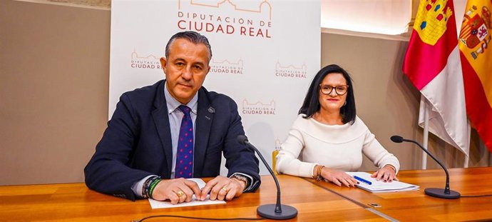 La portavoz del Gobierno de la Diputación de Ciudad Real, Rocío Zarco, ha ofrecido este jueves, acompañada del viceportavoz y vicepresidente Adrián Fernández,en rueda de prensa.