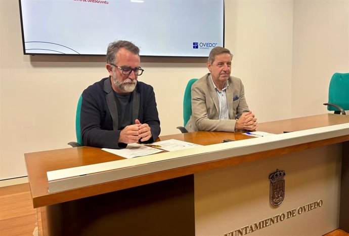 Rueda de prensa del portavoz del Grupo Municipal Socialista en el Ayuntamiento de Oviedo, Carlos Fernández Llaneza, y del concejal Juan Álvarez.