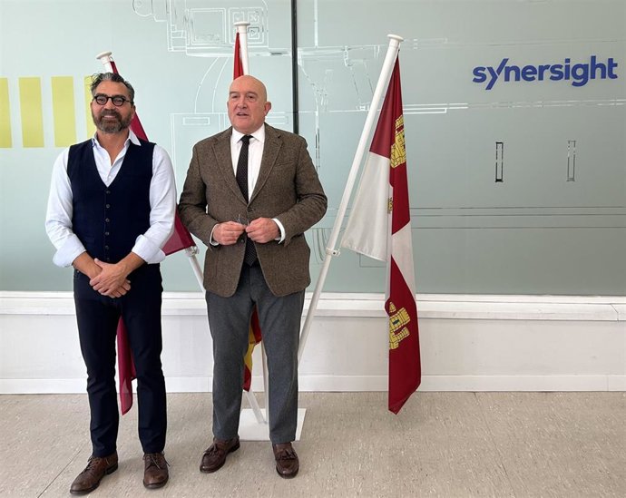 El alcalde de Valladolid, Jesús Julio Carnero (dcha), junto al CEO de Synersight, Teo Martínez.