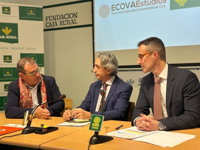 El director de Comunicación de Caja Rural de Zamora, Narciso Prieto; el presidente de ECOVAEstudios, Juan Carlos de Margarida; y el representante de Ecova en Zamora, Raúl Zurrón.