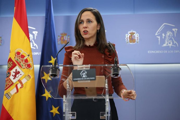 La portavoz de Podemos en el Congreso, Ione Belarra, durante una rueda de prensa en el Congreso de los Diputados, a 2 de diciembre de 2025, en Madrid (España).