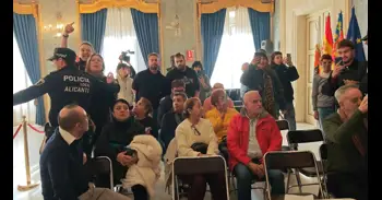 Varias personas interrumpen el pleno de Alicante para protestar contra los desahucios y son desalojadas
