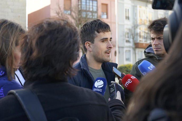 El secretario general de Cantabristas, Paulu Lobete, realiza declaraciones sobre las alegaciones presentadas por su formación al proyecto Suances-Requejada