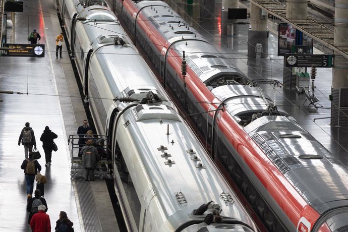 Estación de Atocha durante la operación salida por el puente de la Constitución, a 5 de diciembre de 2025, en Madrid (España). Un total de 5.600 trenes de alta velocidad, larga y media distancia de las tres empresas ferroviarias que operan en España (Renf