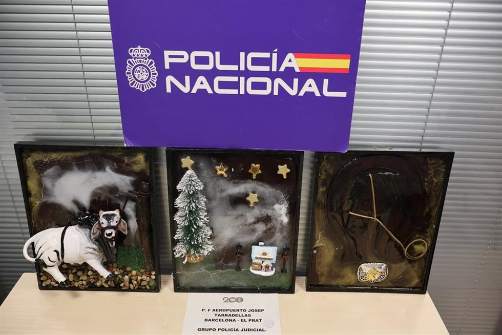 Cuadron intervenidos en el Aeropuerto de Barcelon-El Prat en los que se ocultaba cocaína.