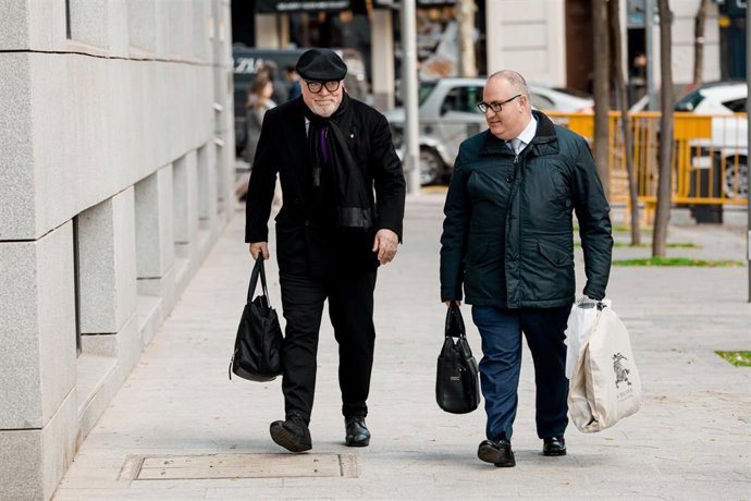 El excomisario José Manuel Villarejo (i) a su llegada a la Audiencia Nacional, a 18 de diciembre de 2025, en Madrid (España). 