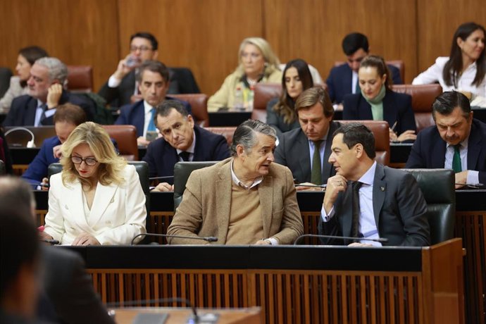Carolina España, Antonio Sanz (c.) y Juanma Moreno, este jueves en el Pleno del Parlamento