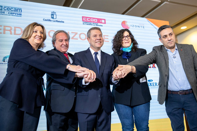 el jefe del Gobierno regional, Emiliano García-Page, junto a sindicatos y patronal