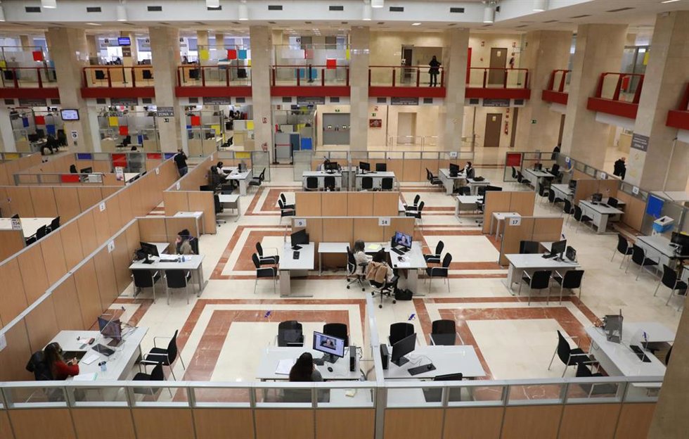 Archivo - Varios empleados trabajando en una oficina de la Agencia Tributaria